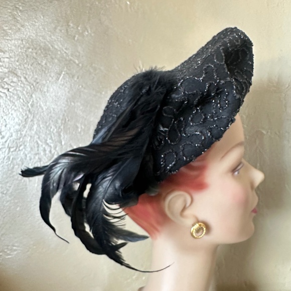 REFINED 1940S' BLACK FELT BERET + UNDULATING CORD TRIM + BLACK ROOSTER FEATHERS - Picture 9 of 14